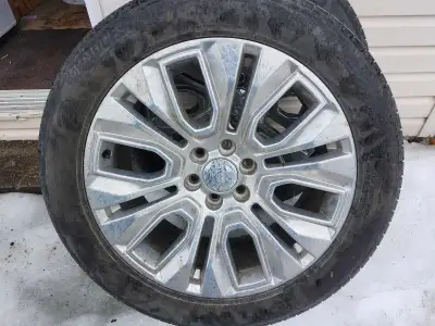 Mags d'origine GMC DENALI 22 pouces Pneus Bridgestone Alenza P275/50R22 Les 4 pneus sont usés égale...