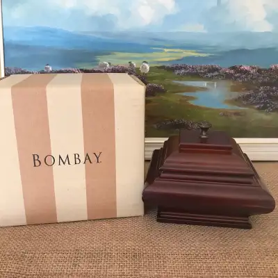 Vintage Bombay Company Chelsea's Musical Ring Box. Comes with the original packaging. Very good cond...