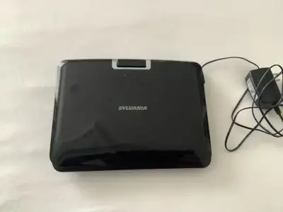 Lecteur de DVD, il fonctionne très bien. Il y a également une télécommande. La pile se décharge. Il...