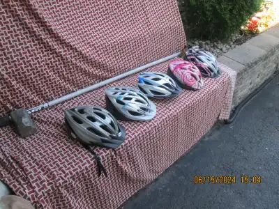 Assortiments de casques de velo. (Louis Garneau, CCM, Bell, etc, View more