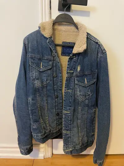 Selling my Zara Denim Jacket with a cozy fur collar, perfect for adding a touch of warmth and style...