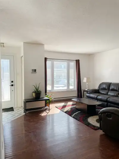 Maison de 3 chambres et 1,5 salle de bain (excluant le sous-sol, loué séparément), située à Gatineau...