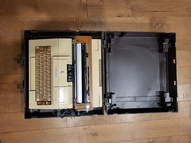Machine à écrire électronique dans Appareils électroniques  à Longueuil/Rive Sud