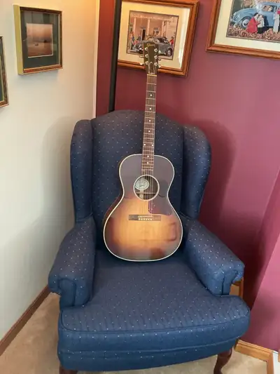Beautiful little Gibson L-00 studio in walnut burst. Sitka spruce top and striking walnut back and s...