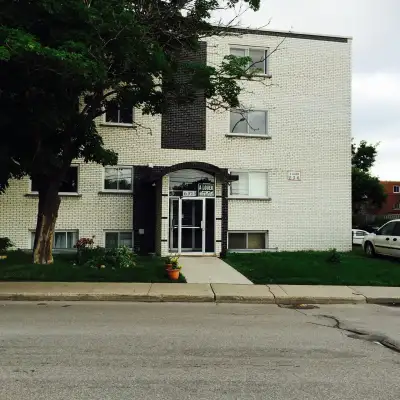 Appartement 4½ à louer – Tout inclus ! Prix : 1 595 $ Disponible dès maintenant – 1er étage (autres...