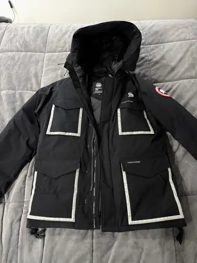 Canada Goose X OVO Constable Parka Jacket Size Large Mens, snug fit. Used once or twice, now just co...