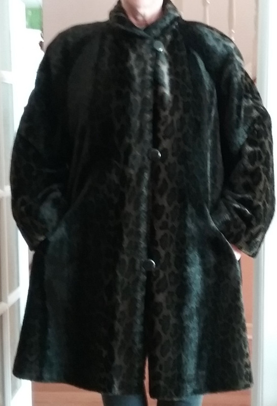 Leopard Faux Fur Coat // Manteau de simili fourrure de leopard in Women's - Tops & Outerwear in Gatineau