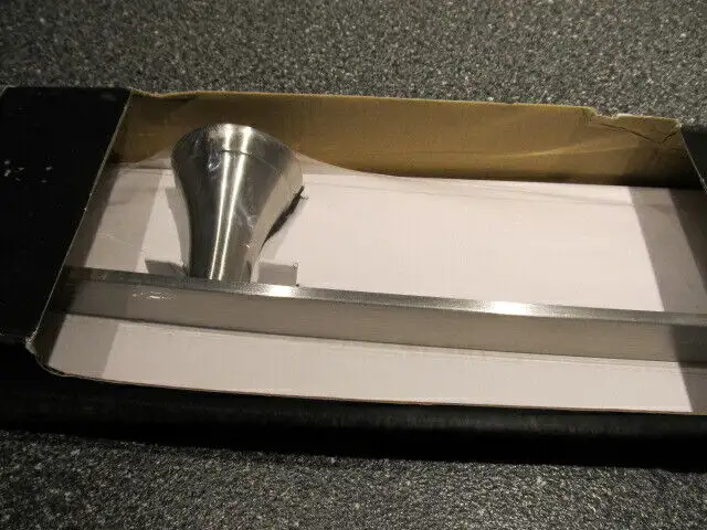 BNIB Jacuzzi Lindsay 18" towel bar. in Plumbing, Sinks, Toilets & Showers in Oakville / Halton Region - Image 3