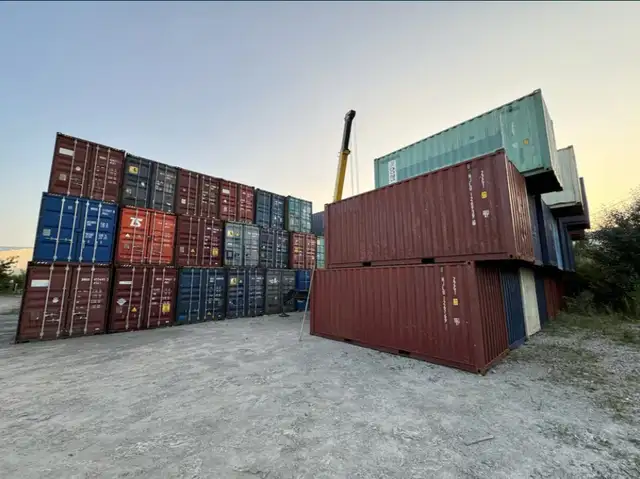 Used 20 ft and 40 ft containers For Sale in Cobourg in Outdoor Tools & Storage in Oshawa / Durham Region - Image 6