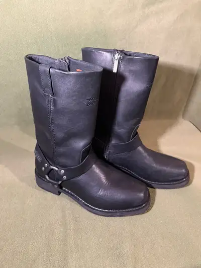 Pretty much brand new Tried on maybe worn a couple hours if that in mint condition Size 10w Great bo...