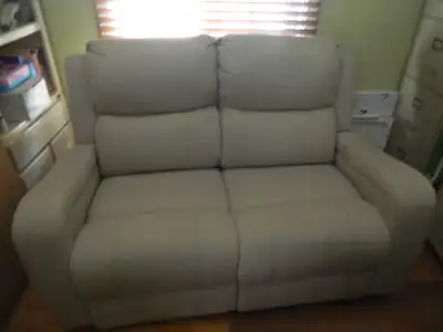 Causeuse suir italien, électrique, inclinable, super propre, payé 3800.$ laissé à 1500.$ Le fauteuil...