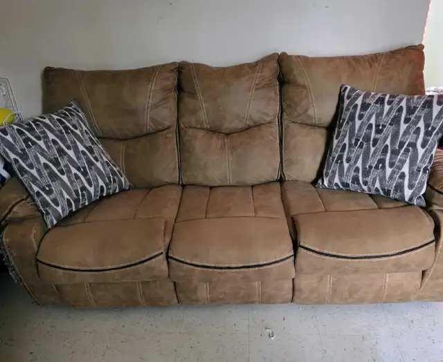 Reclining Sofa in Couches & Futons in Kingston - Image 2