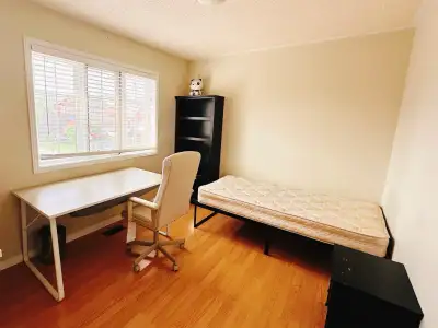 Bright bedrooms for rent,closed to UTM and Sheridan College Available now short term or long term Si...