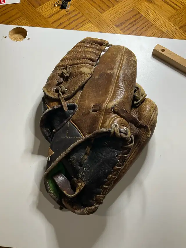 Stan Musial Vintage Baseball glove from 1950’s! in Baseball & Softball in Markham / York Region - Image 2