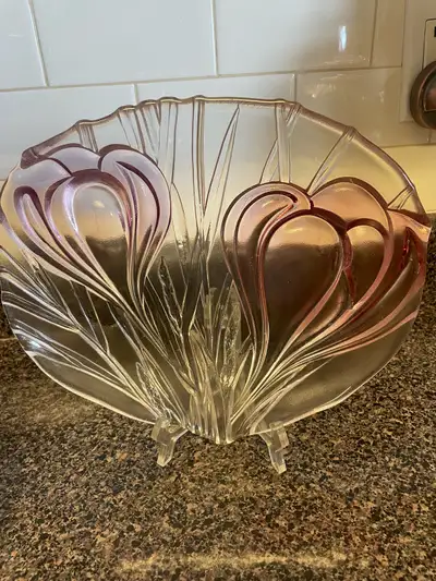 This used, decorative glass plate features an elegant floral design, perfect for adding a touch of s...