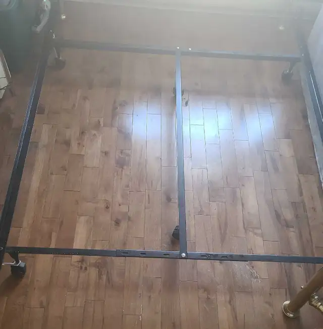 Base de lit Queen Tete et pied de lit en laiton in Beds & Mattresses in City of Montréal - Image 4