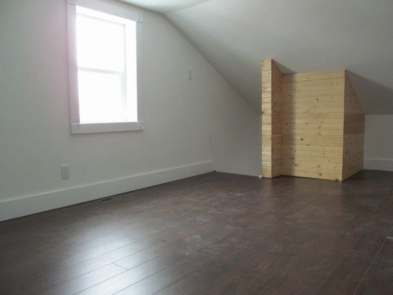 St. Boniface 2 Bedroom + Loft - Garage & Private Fenced Yard 5