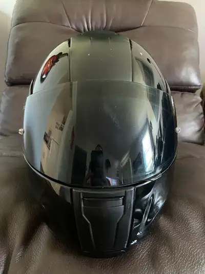 HJC modular helmet, has a few dings, still a great helmet. Size M