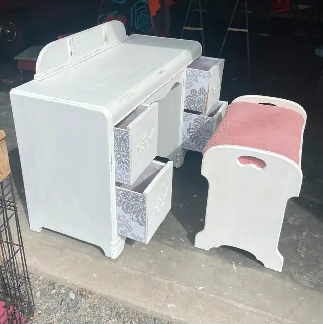white vanity with bench chair, 4 drawers and big round mirror in Dining Tables & Sets in Cape Breton - Image 5