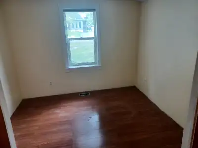 One bright clean room on the river. Bus stop at door, huge bckyard,WIFI, laundry parking . Looking f...