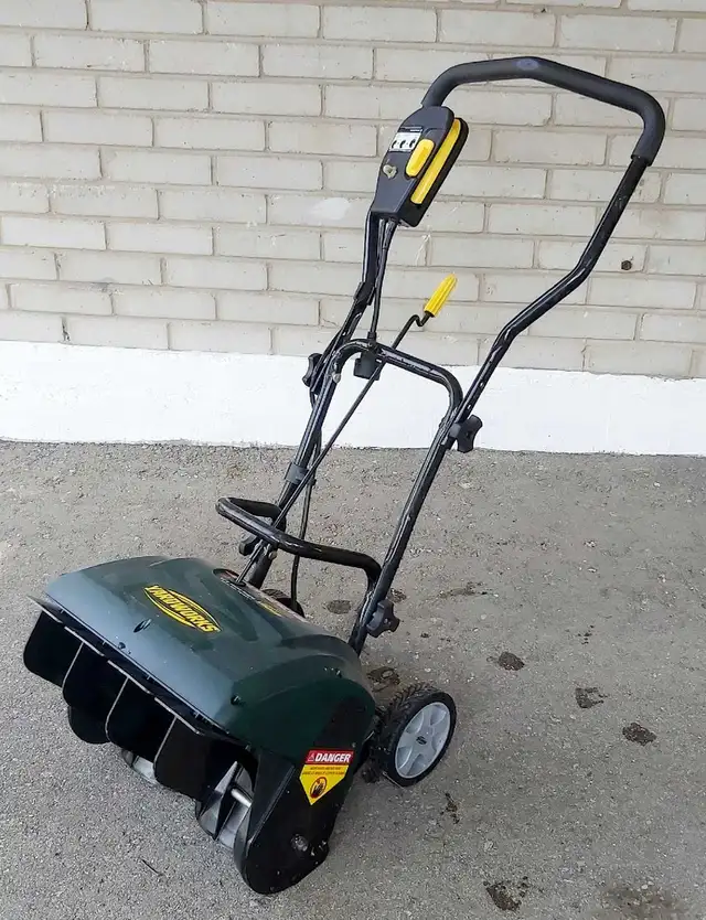 Yardworks Electric Snow Thrower Blower 9A 16" in Snowblowers in City of Toronto - Image 2