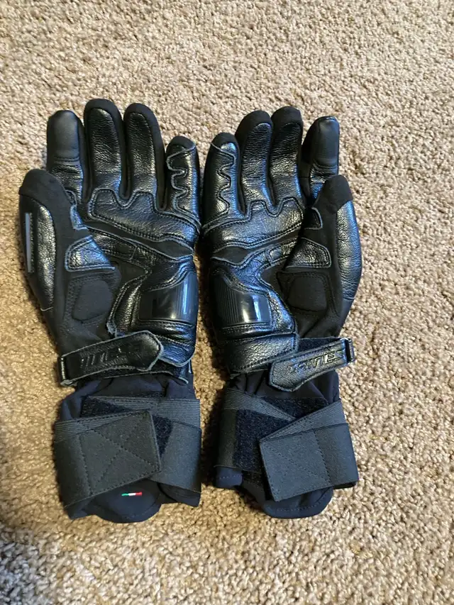 DIANESE UNIVERSE GORE-TEX Motorcycle Gloves - Size 8 (Small) in Other in Calgary - Image 3