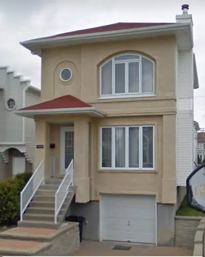 Cette charmante maison à étage de 3 chambres à coucher hors sol, dotée de 2 salles de bain complètes...