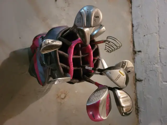 Woman's Golf bag and set of clubs (right-handed) in Golf in Hamilton - Image 3