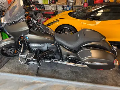 Wonderful cruiser bike in unique Manhattan Metallic Matte paint. Over $5,000 in after market Roland...