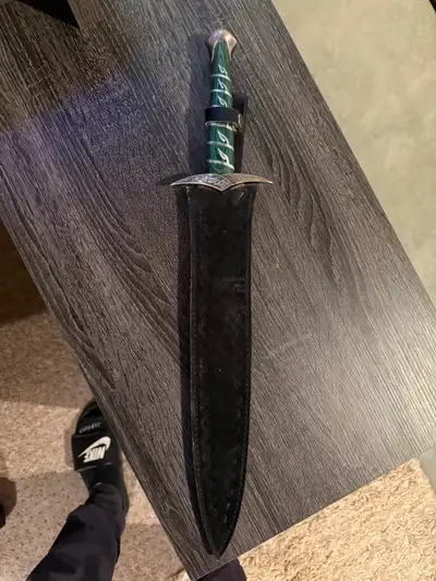 Replica Lord of the Rings "Sting" short sword. Was the sword of Frodo, black leather sheath, painted...