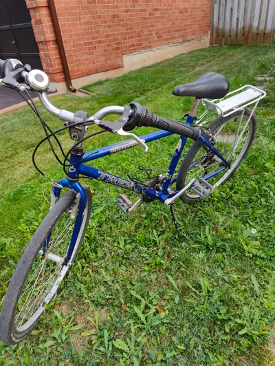 This Trek hybrid bike is in great condition and ready for commuting, leisure rides, or fitness cycli...