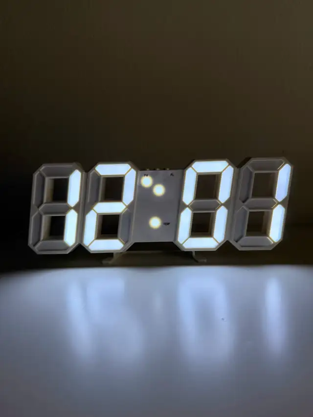 Horloge Numérique LED Blanche in Indoor Lighting & Fans in Laval / North Shore - Image 3