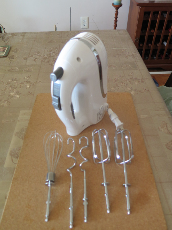 OSTER HAND MIXER in Processors, Blenders & Juicers in City of Toronto