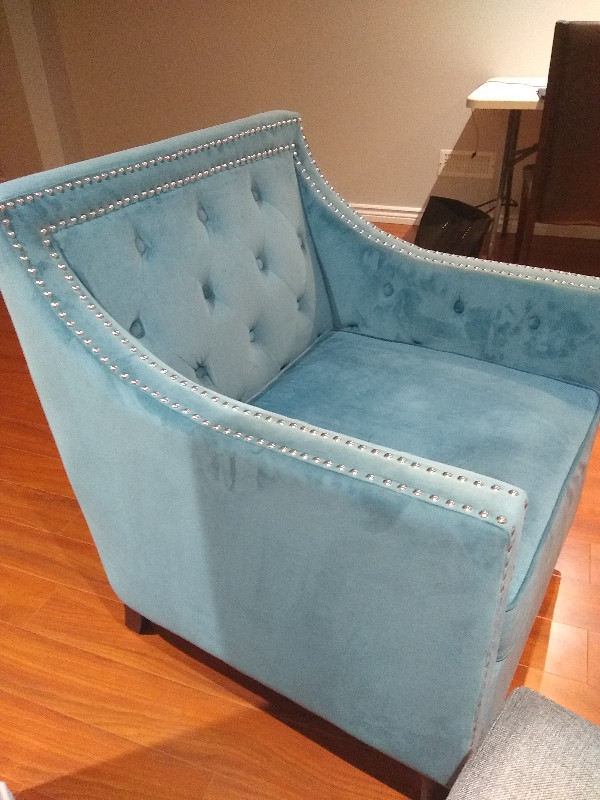Light Blue Traditional Accent Chair in Chairs & Recliners in City of Toronto - Image 2