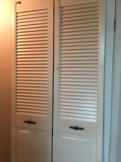 ens. de portes pliantes les larges ont 16po pour garde-robe: 30$/ch Bouteille de 4L pour vin , sirop...
