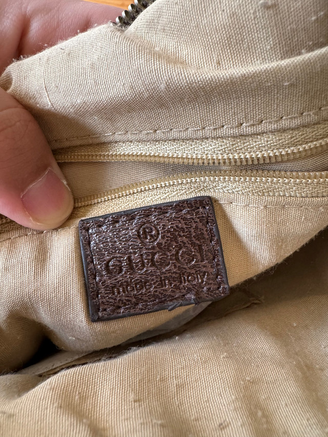 Gucci Handbag in Women's - Bags & Wallets in Oakville / Halton Region - Image 2