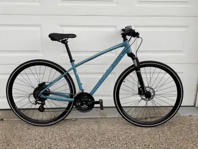 This Specialized Ariel women’s bike, size medium, is perfect for city commutes and recreational ride...