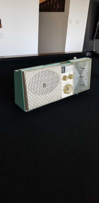 Emerson MCM 2 tone bakelite clock radio model G1706