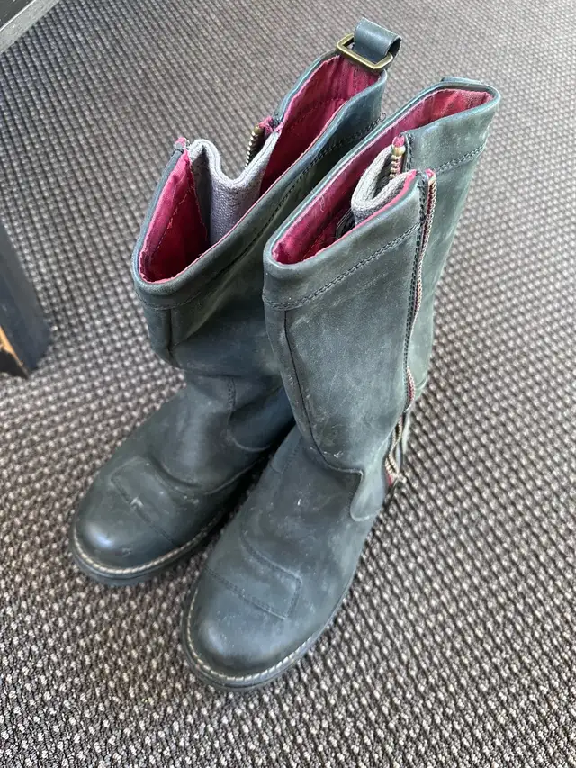 Leather biker boots size 7 women 5 men in Women's - Shoes in Burnaby/New Westminster - Image 6