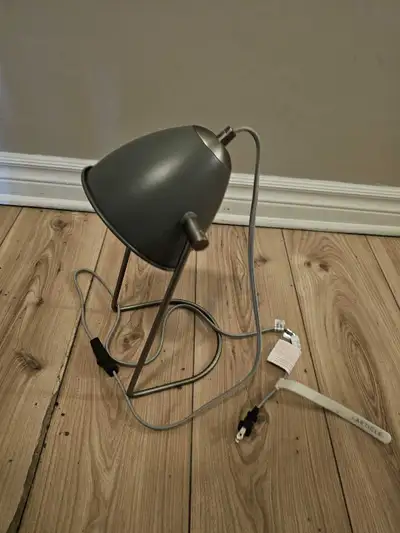 Lampe de table "Article" / "Article" Table lamp, View more