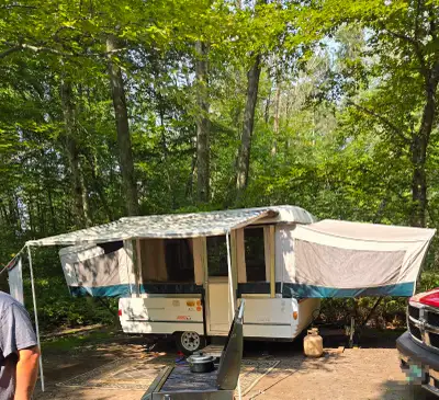 This pre-owned 1998 Coleman Sea Pine tent trailer is in good condition, offering a fantastic and lig...