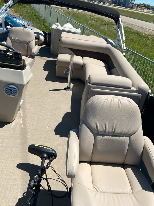 Pontoon boat in Powerboats & Motorboats in Moose Jaw - Image 6