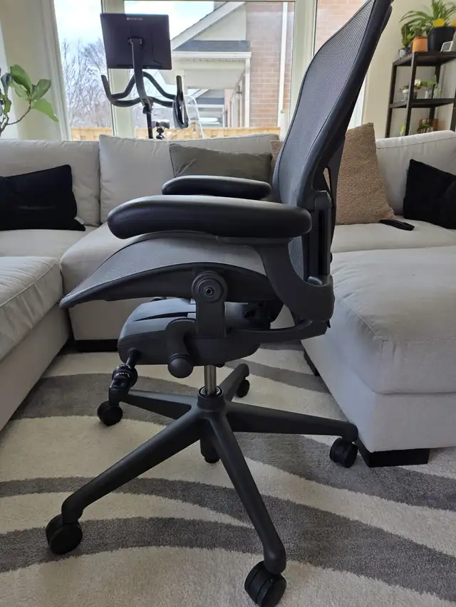 Herman Miller Aeron Remastered Chair w/ Posturefit SL (Size A) in Chairs & Recliners in Markham / York Region - Image 4