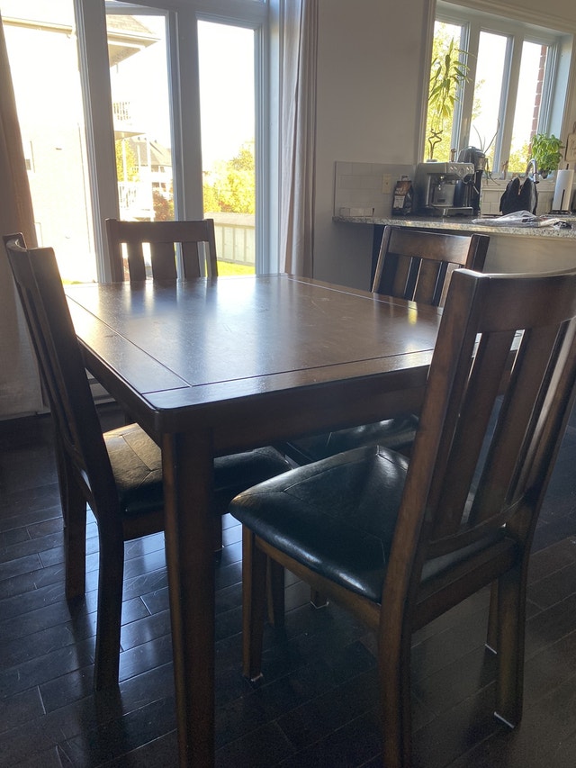 Ensemble de table à manger et 4 chaises Dining Tables & Sets Gatineau Kijiji