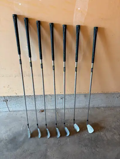 TaylorMade RBZ left handed golf clubs PW- 4 iron. In good shape. $300 OBO