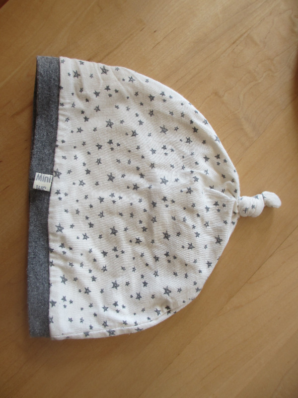 Chapeau pour bébés marque souris mini (presque neuf) (SM9) dans Vêtements - 12 à 18 mois  à Ville de Montréal