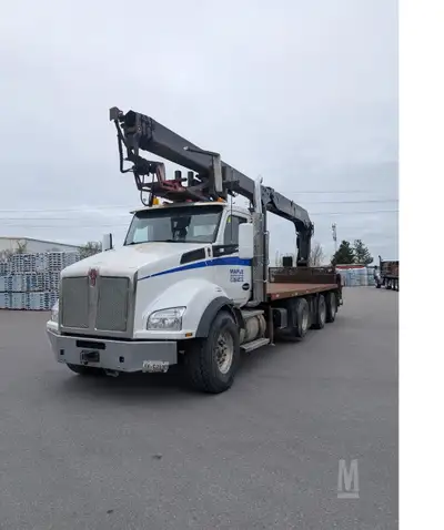 2015 Kenworth T880 with a rear mounted Hiab 335K CLX Drywall Crane -8 speed manual transmission -68'...