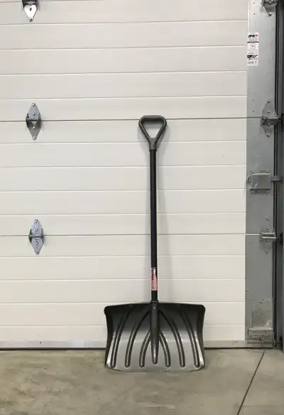 Pelle à neige : - marque : Suncast - en polyéthylène gris - manche droit noir - longueur : 51" - esp...