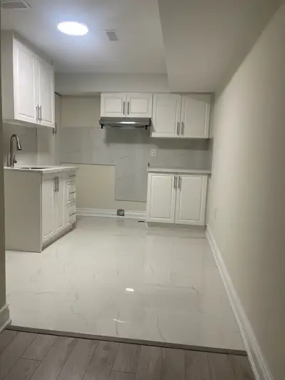 Bradford West Gwillimbury Near Zehrs , Walmart , schools, bus stop , etc 2 bedroom 1 bathroom Side e...