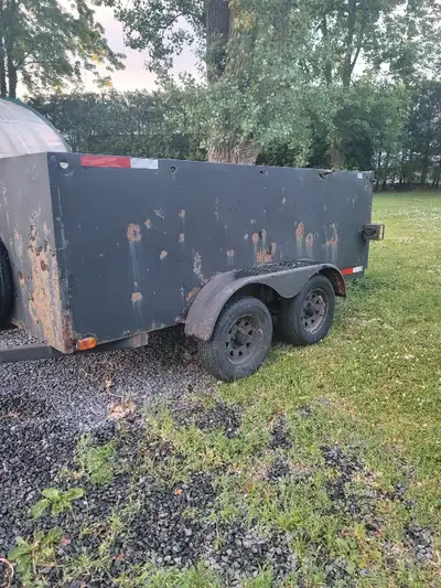 Remorque artisanal 6x12, 2 essieux très robuste. Il n'est pas beau mais il ne bronche pas, il est fa...